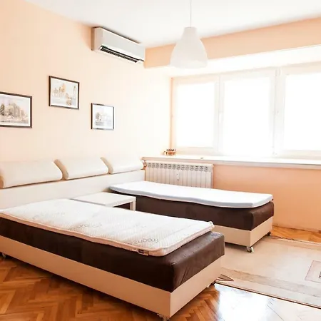Apartment Grand Location For Your *